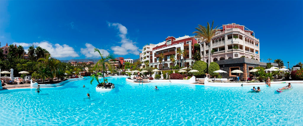 Piscine avec baigneurs devant un hôtel à Tenerife.