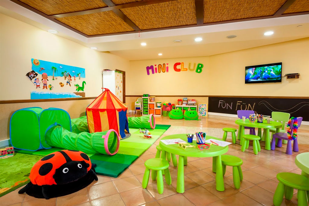 Salle de jeux pour enfants avec tentes colorées et tables à Tenerife.