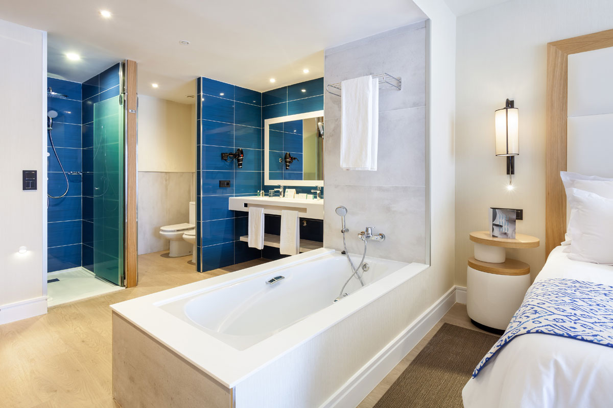 Salle de bain moderne avec baignoire, douche et lavabo à Tenerife.