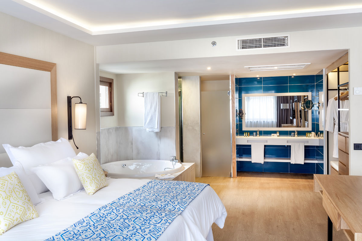 Chambre d'hôtel avec lit, baignoire et salle de bains moderne à Tenerife.