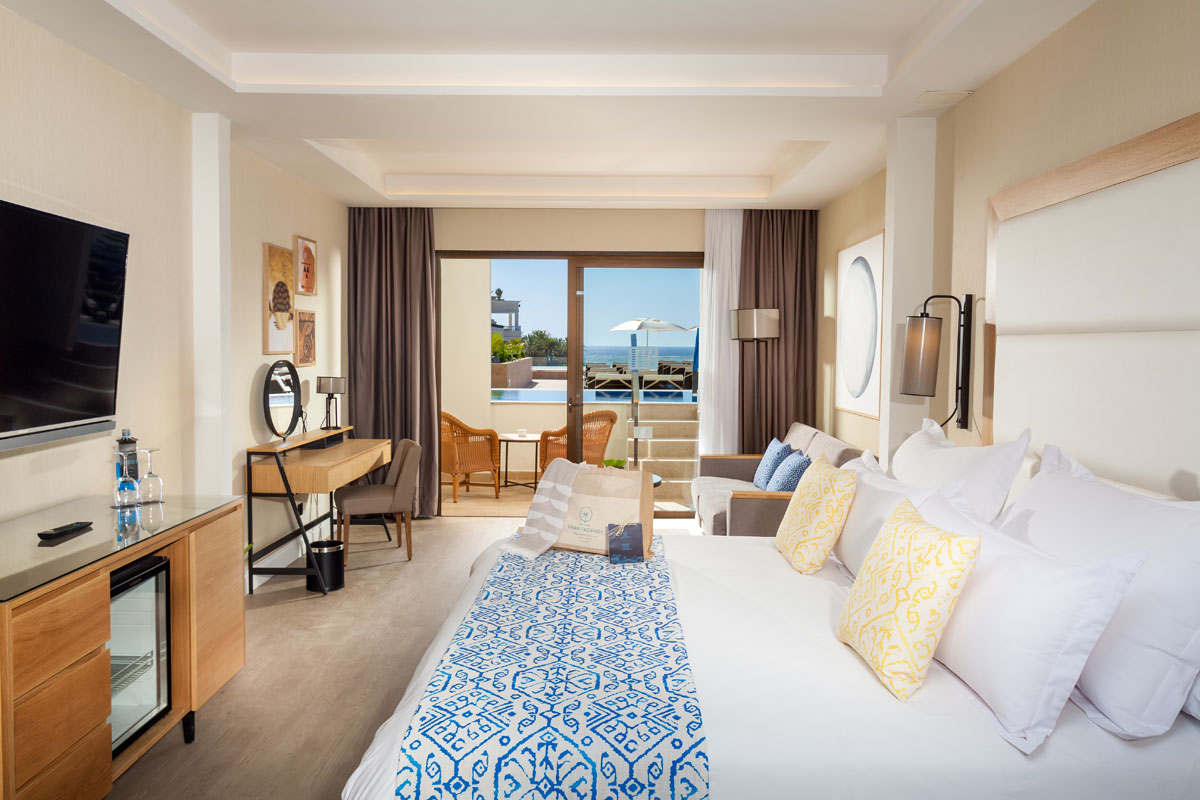 Chambre avec lit, salon et vue sur mer à Tenerife.