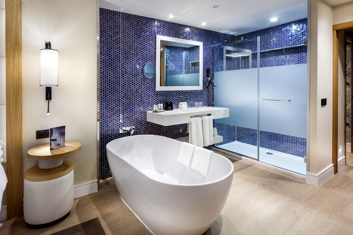 Salle de bain moderne avec baignoire et douche à Tenerife.