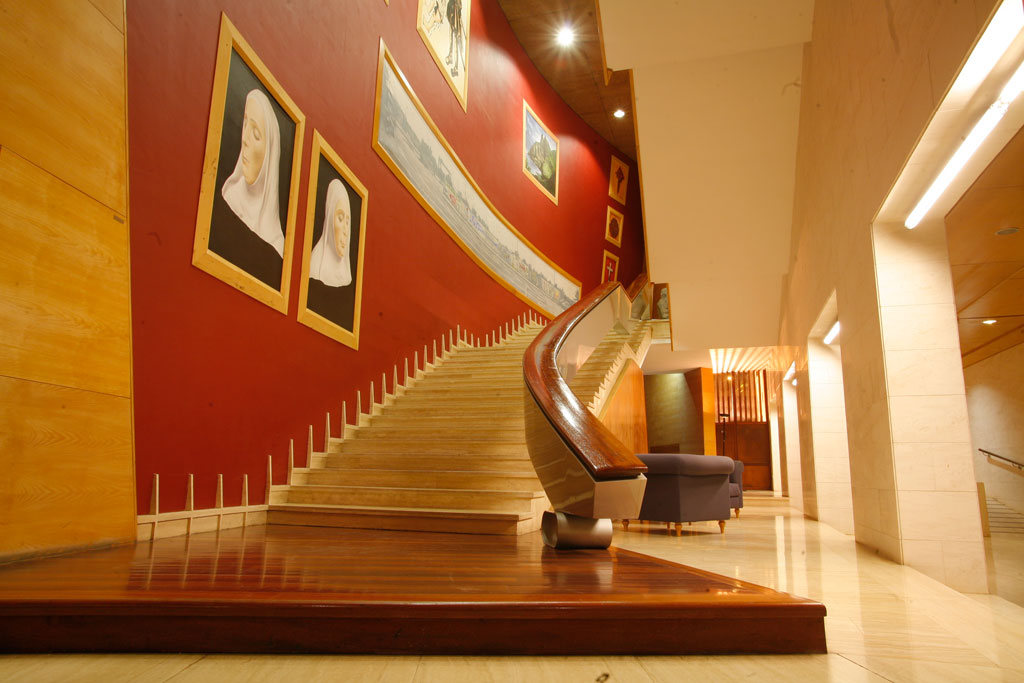 Escalier avec œuvres d'art au centre culturel à Tenerife.