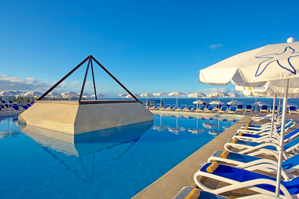Piscine avec chaises longues et parasols à Costa Adeje, Tenerife.