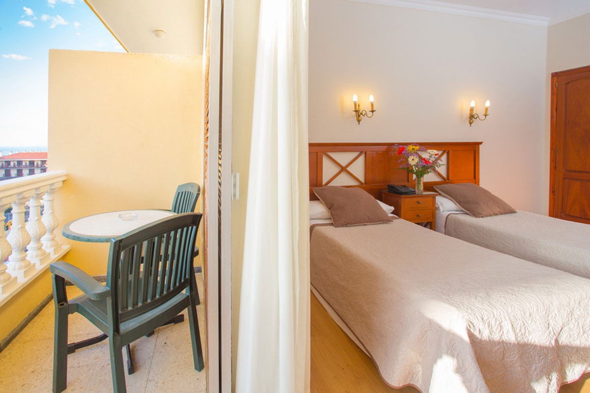 Chambre avec deux lits simples et balcon à Tenerife.