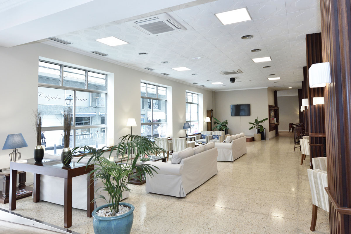 Salon avec canapés et plantes à Santa Cruz de Tenerife.