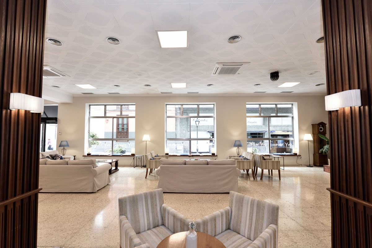 Salon lumineux avec canapés et fenêtres à Tenerife.