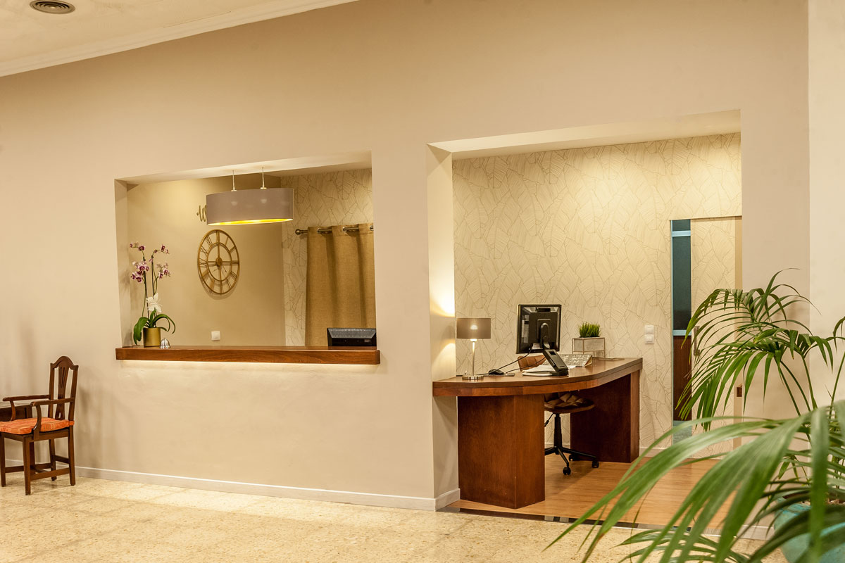 Réception avec bureau moderne, lampe suspendue et horloge en bois à Tenerife.