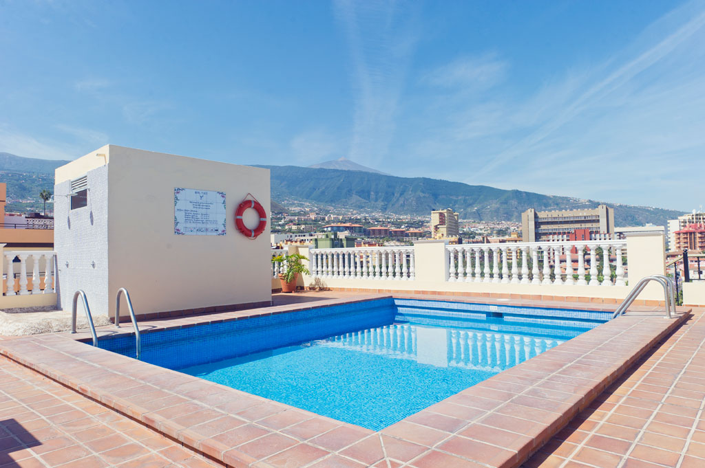Piscine sur le toit à Puerto de la Cruz avec vue sur le Teide.