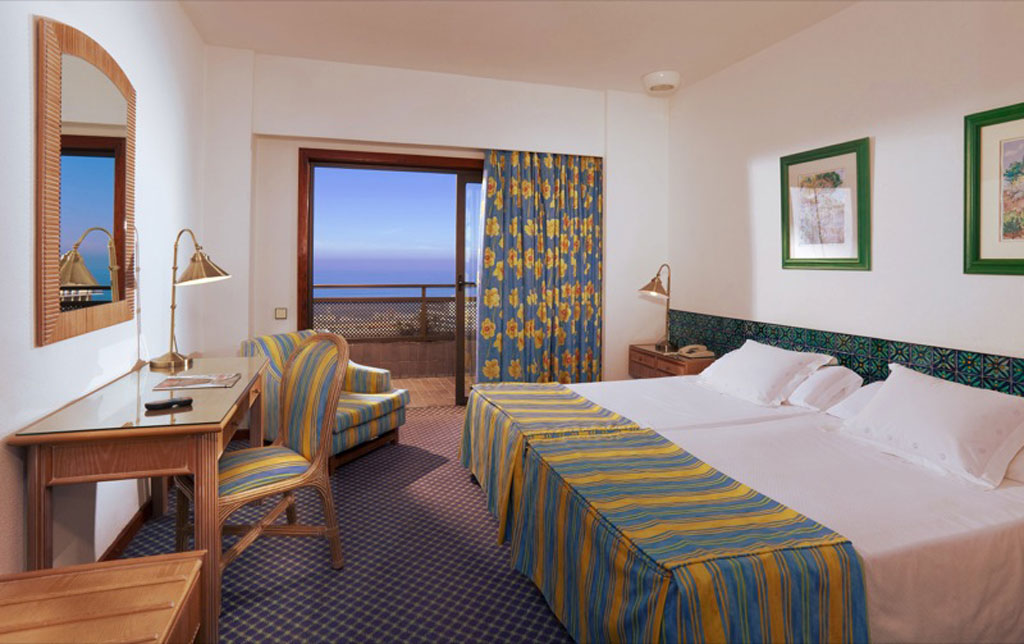Deux lits simples dans une chambre avec vue sur la mer à Tenerife.