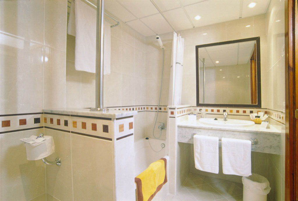 Salle de bain moderne avec douche, lavabo et miroir à Tenerife.