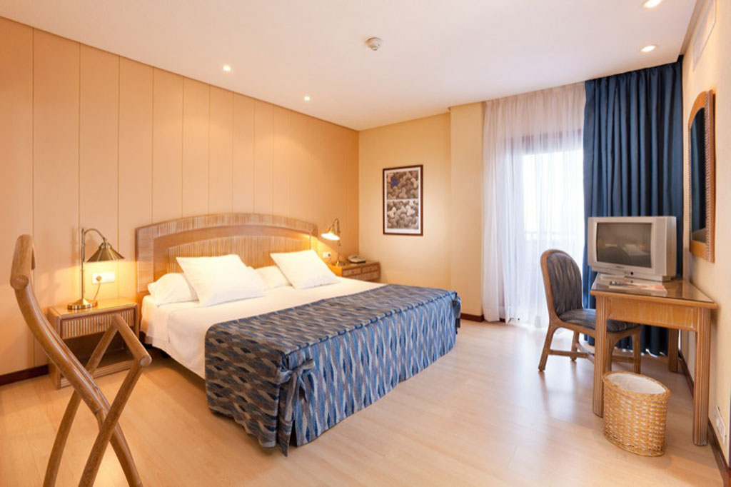 Chambre d'hôtel avec lit double et télévision à Tenerife.