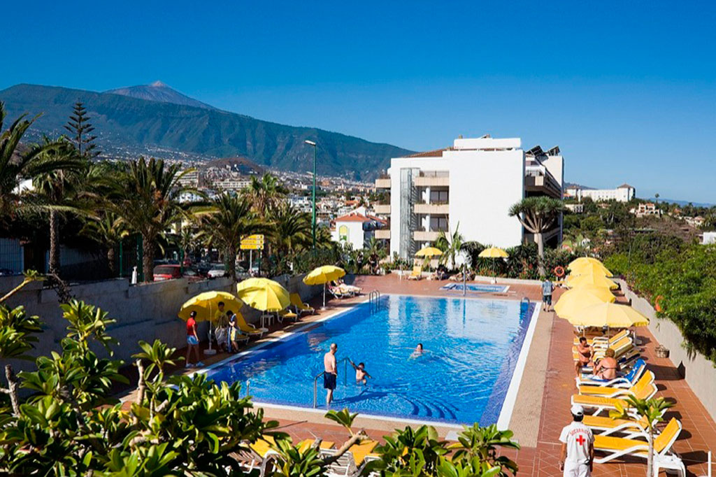 Piscine de l'hôtel avec volcán Teide en arrière-plan à Puerto de la Cruz.