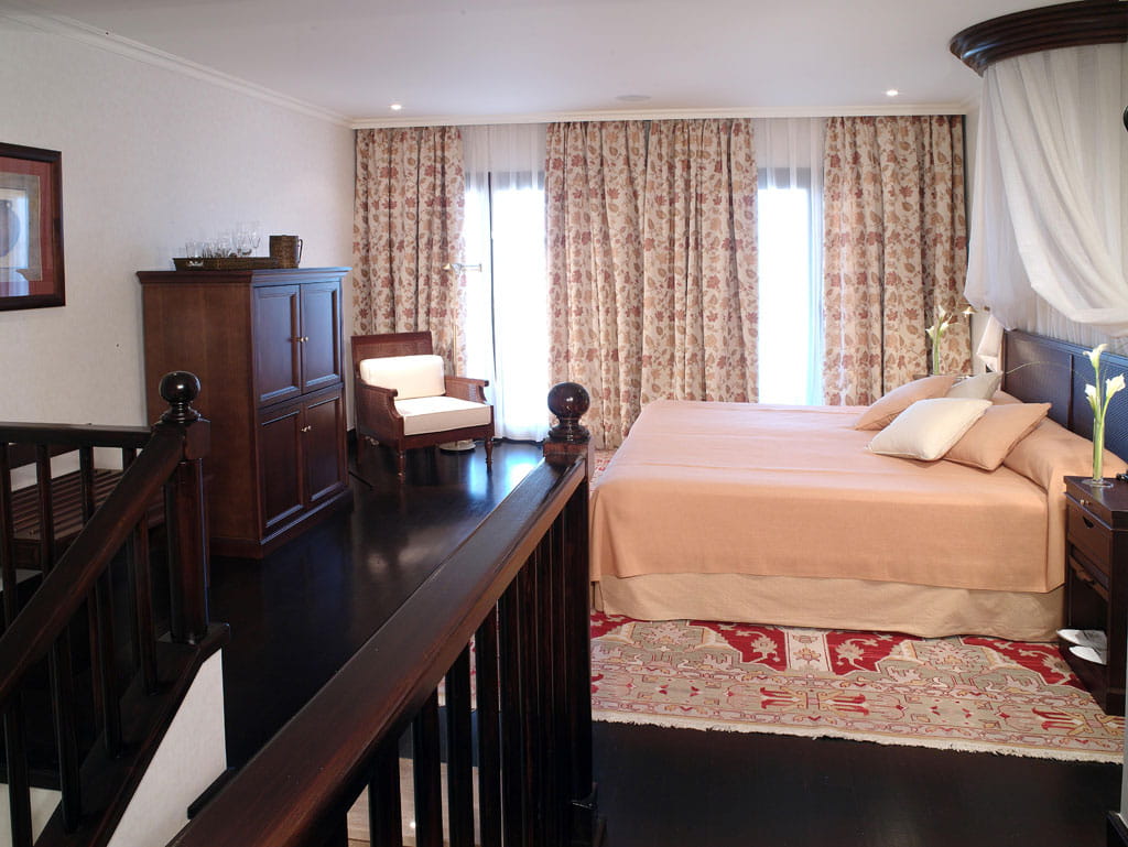 Chambre avec lit double et rideaux floraux à Tenerife.