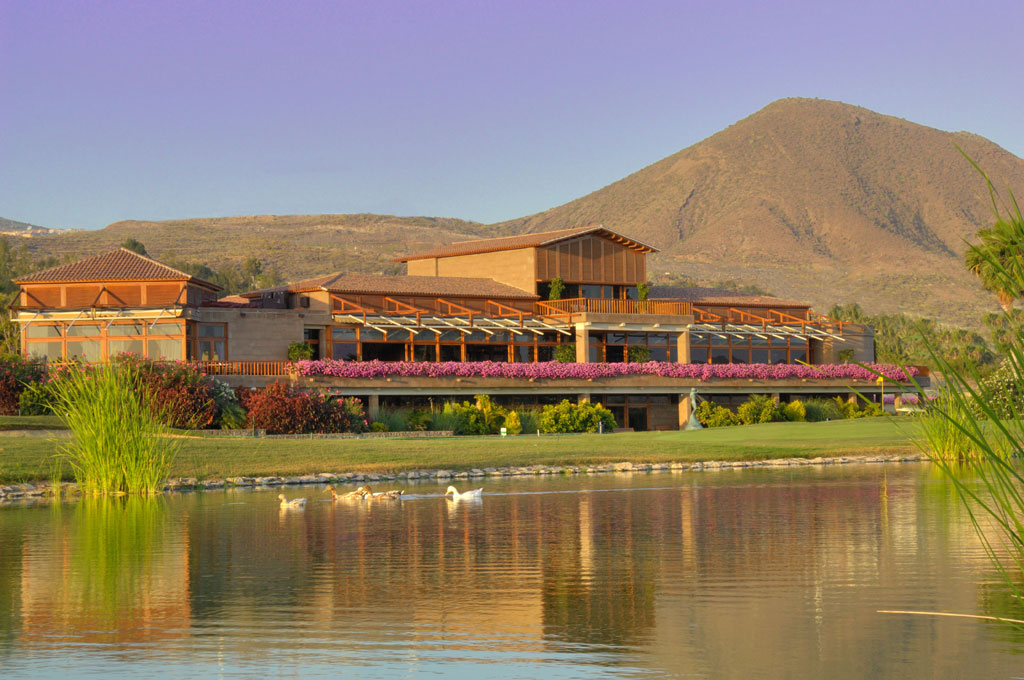 Complexe de golf avec étang et montagnes à Adeje, Tenerife.