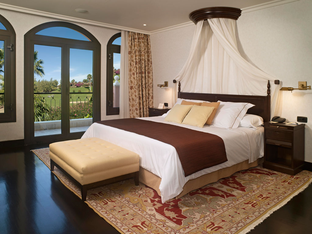 Chambre d'hôtel avec lit double, vue sur jardin à Tenerife.