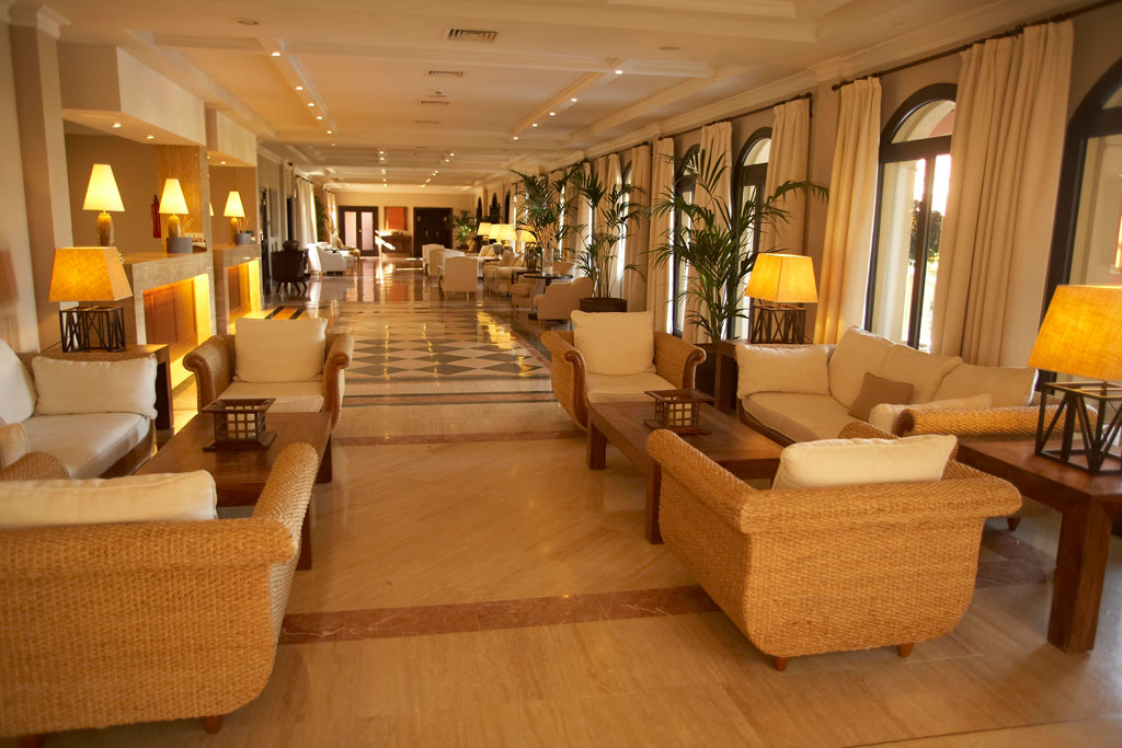 Salle de séjour avec fauteuils en osier et lampes allumées à Tenerife.