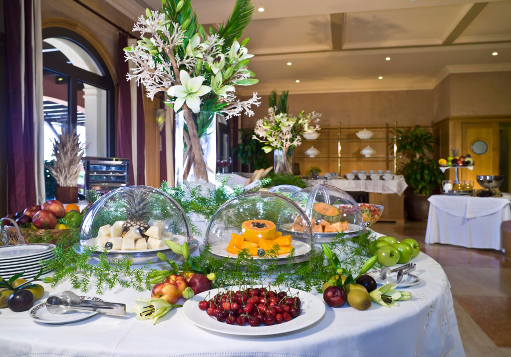 Buffet de fruits et fromages dans un hôtel à Tenerife.