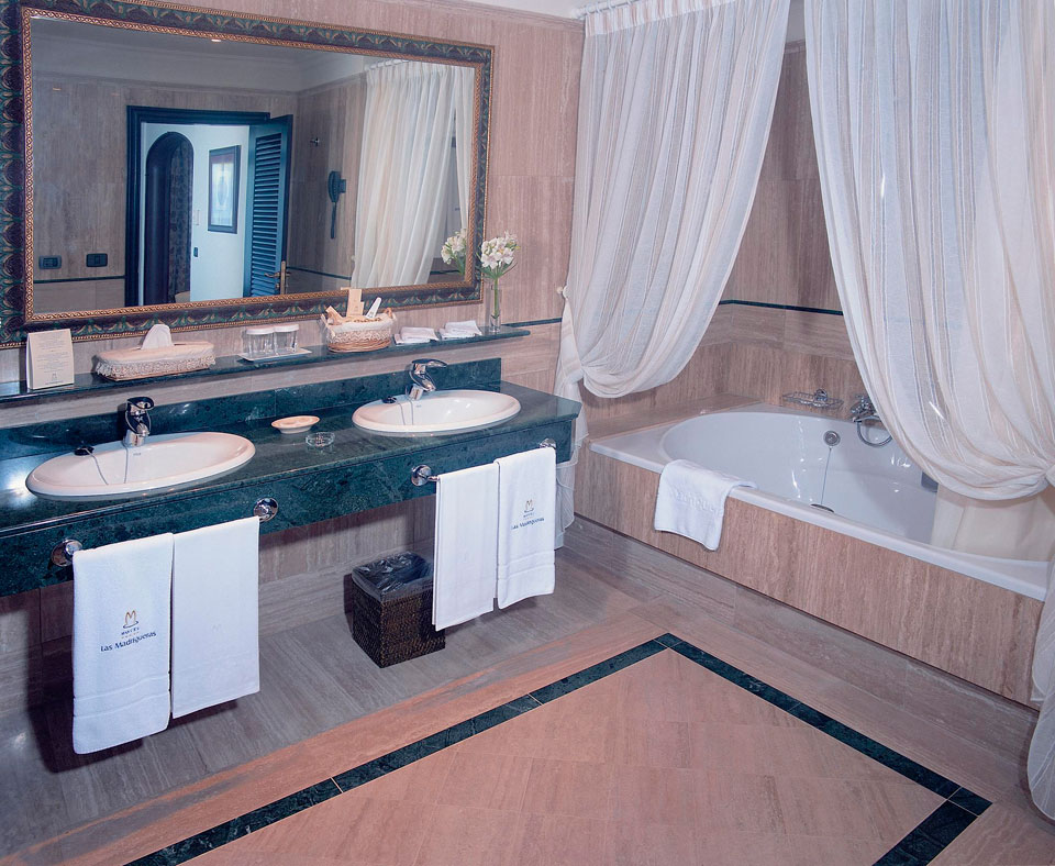 Salle de bains avec deux lavabos, baignoire et serviettes de Las Madrigueras, Tenerife.