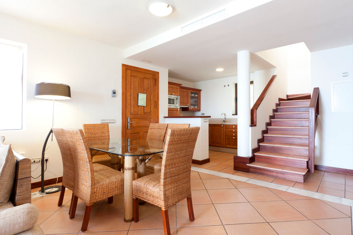 Salle à manger et cuisine moderne avec escalier en bois à Tenerife.
