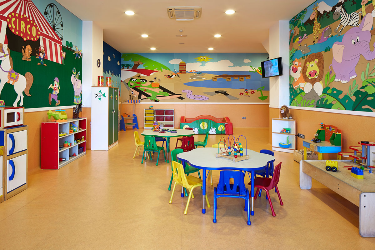 Salle de jeux colorée pour enfants avec tables et chaises à Tenerife.