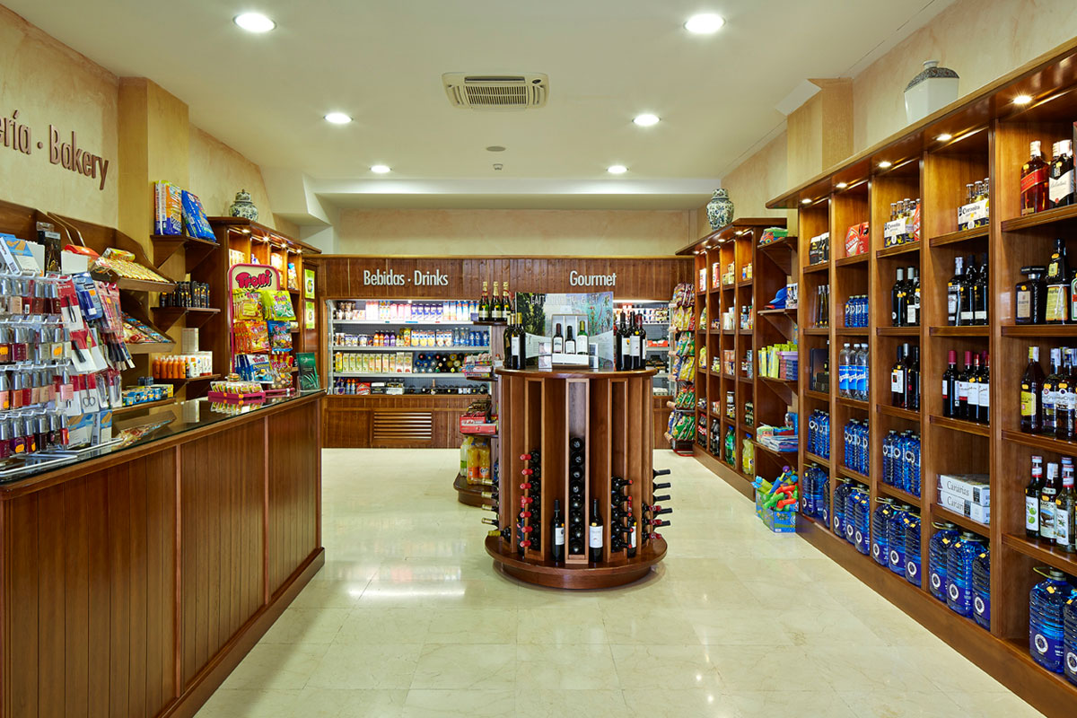 Intérieur d'une boutique de boissons et produits gourmets à Tenerife.