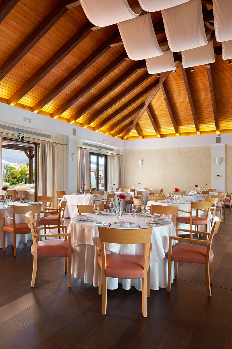 Salle à manger élégante avec tables dressées à Tenerife.