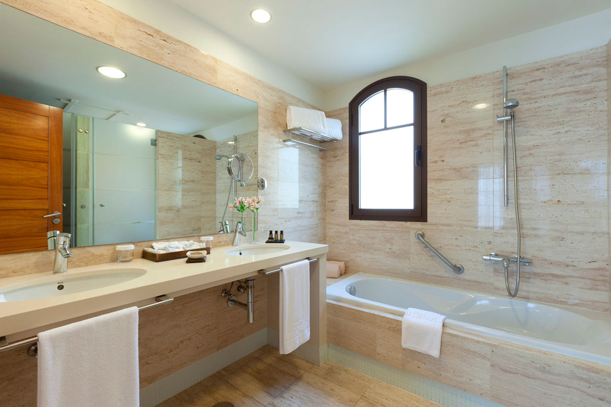 Salle de bain moderne avec baignoire et deux lavabos, Tenerife.