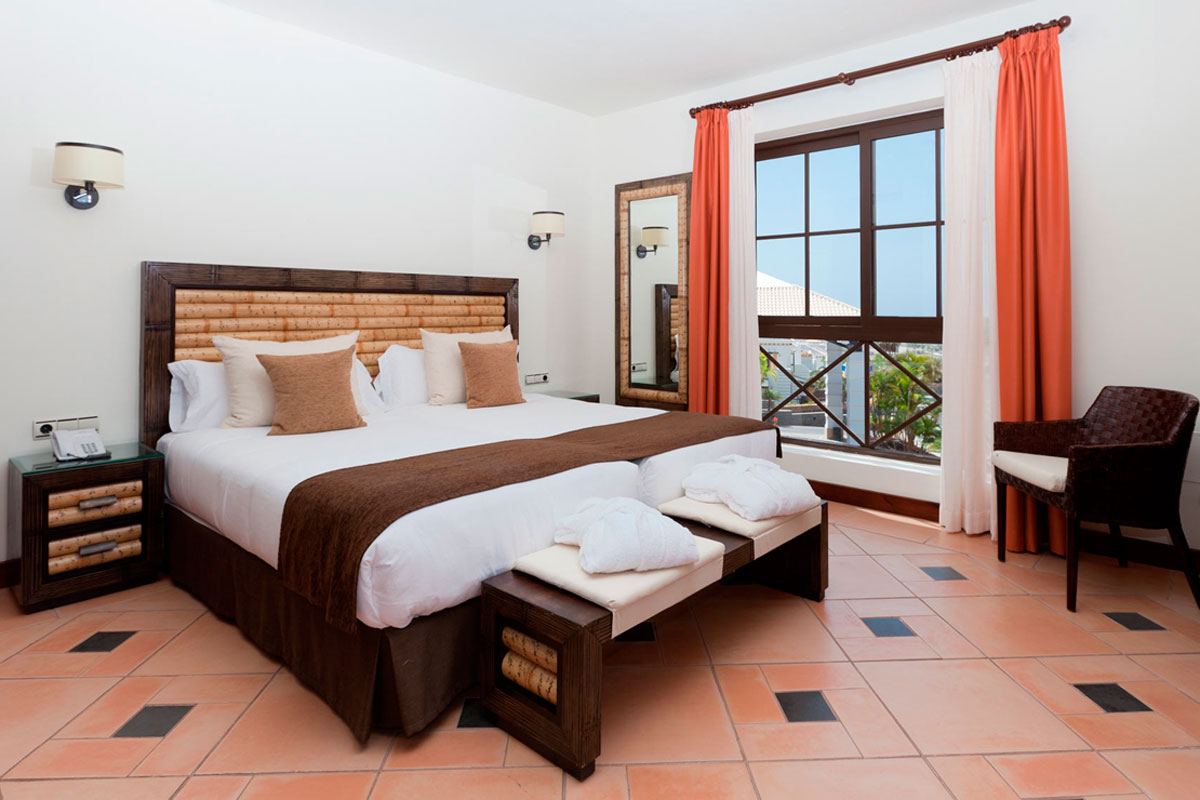 Chambre double avec fenêtre et vue sur Costa Adeje à Tenerife.