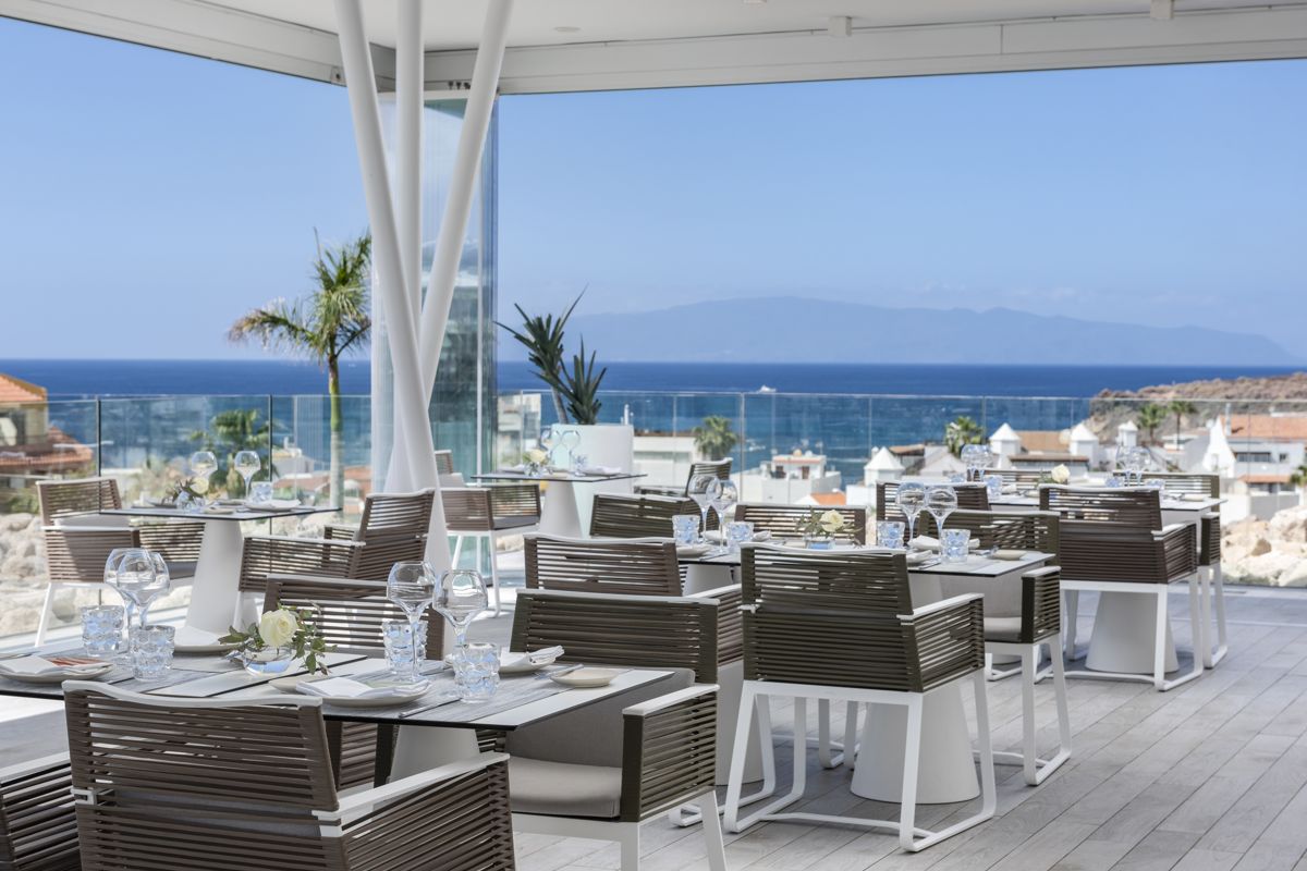 Terrasse de restaurant avec vue sur la mer à Tenerife.