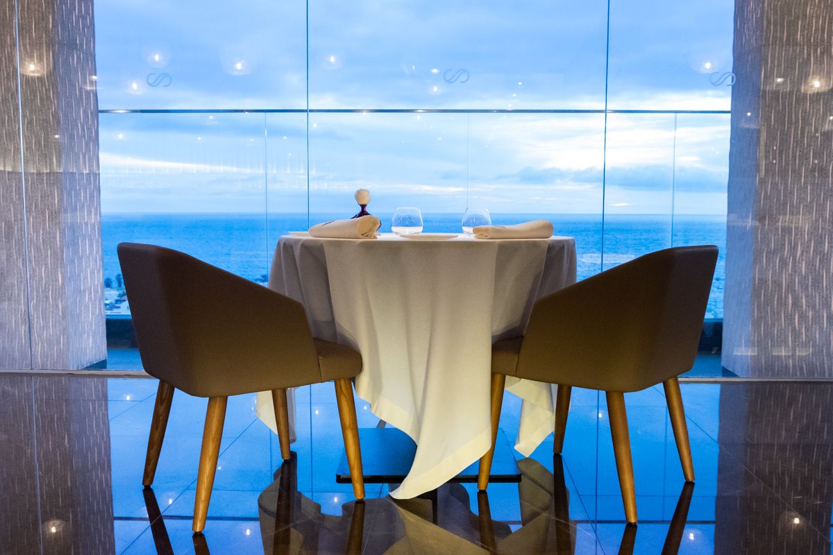Table pour deux avec vue sur l'océan à Tenerife.