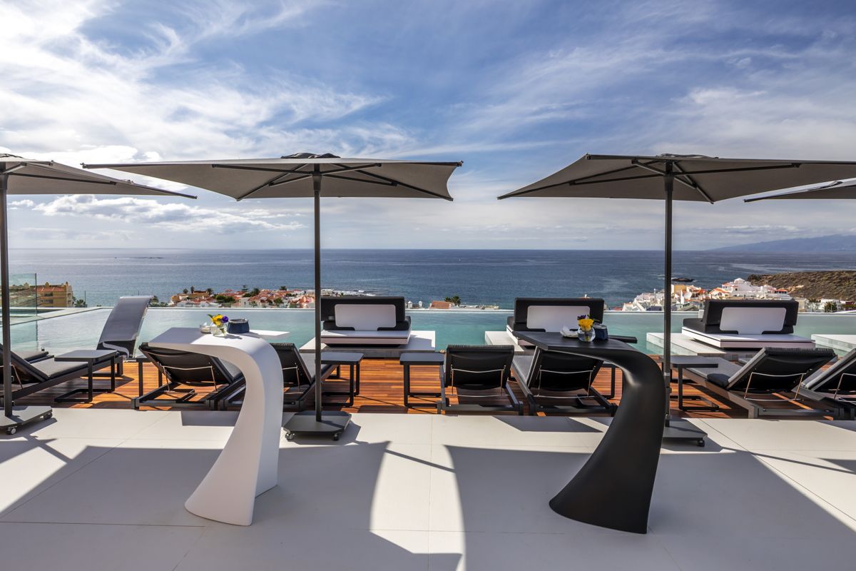 Terrasse avec chaises longues et vue sur l'océan à Tenerife.
