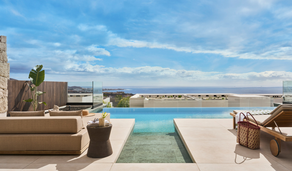 Terrasse luxueuse avec piscine et vue sur l'océan à Tenerife.