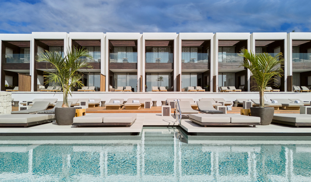 Hôtel moderne avec piscine et terrasse à Tenerife.