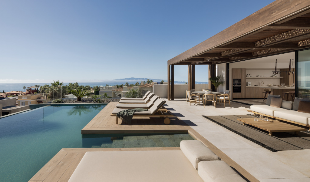 Terrasse avec piscine à débordement et vue sur la mer à Tenerife.