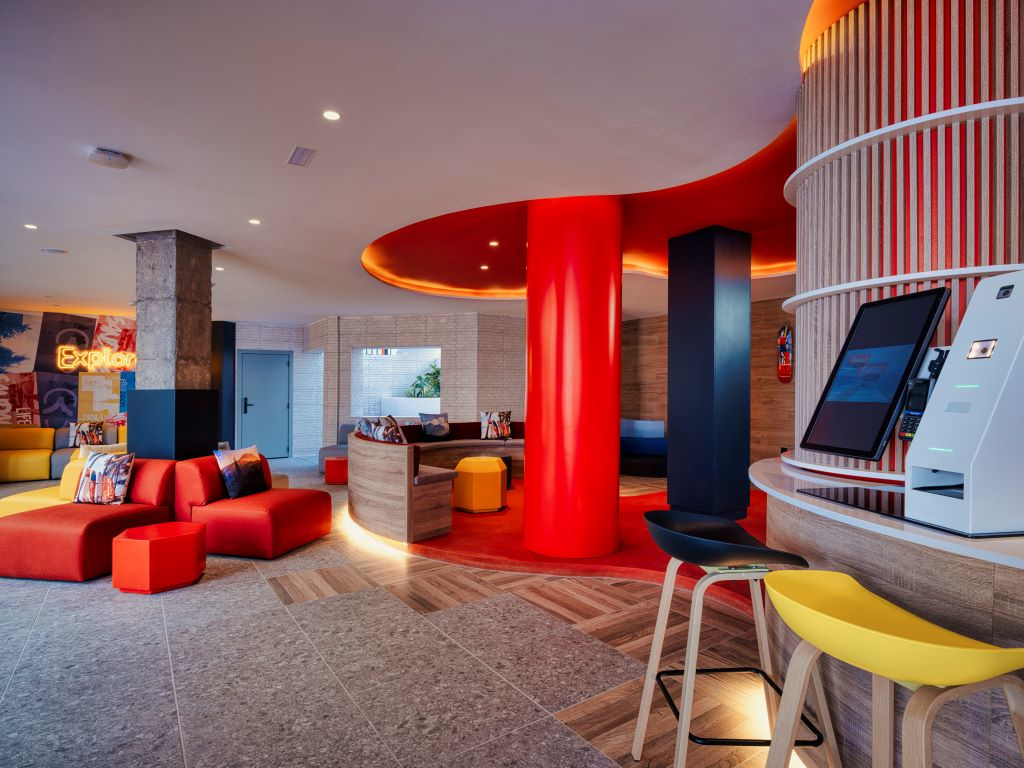 Hall moderne avec canapés rouges et technologie à Santa Cruz de Tenerife.