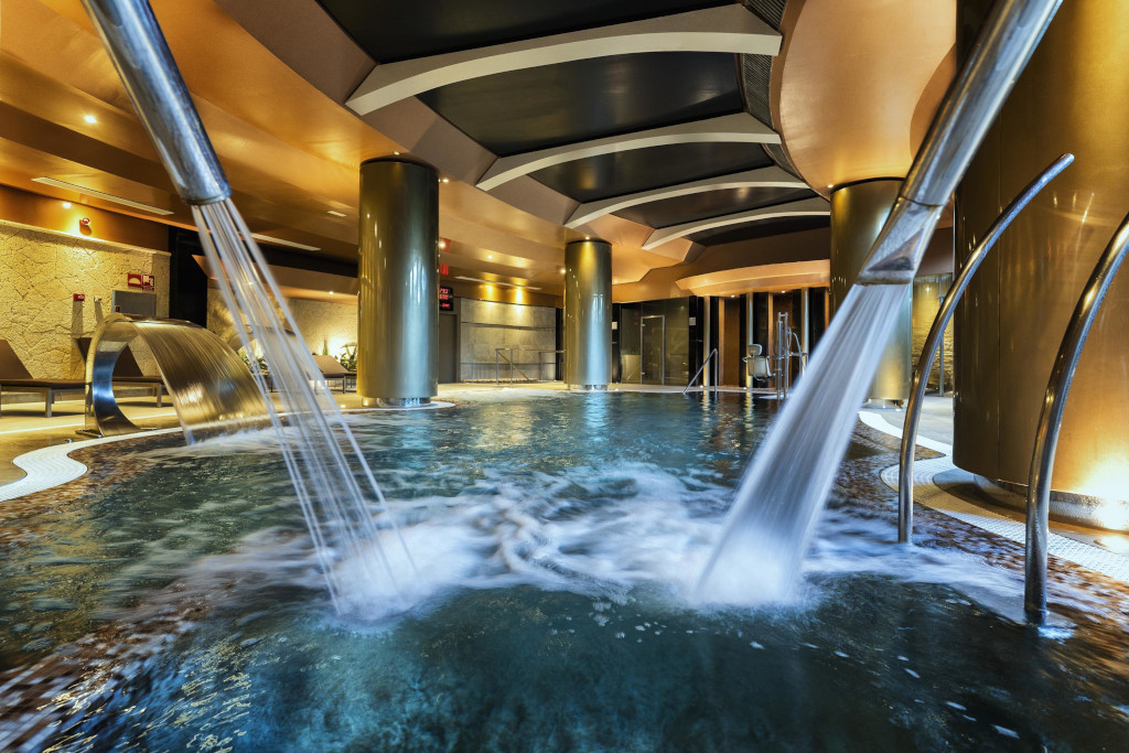 Piscine intérieure avec jets d'eau à Tenerife.