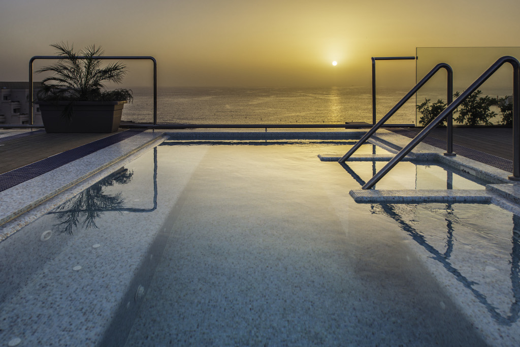 Piscine sur le toit avec coucher de soleil à Tenerife.