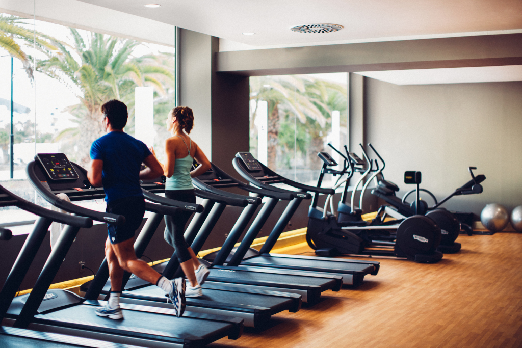 Deux personnes courent sur des tapis roulants dans une salle de gym à Tenerife.