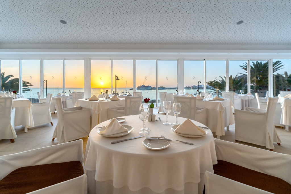 Restaurant avec vue sur la mer et coucher de soleil à Tenerife.