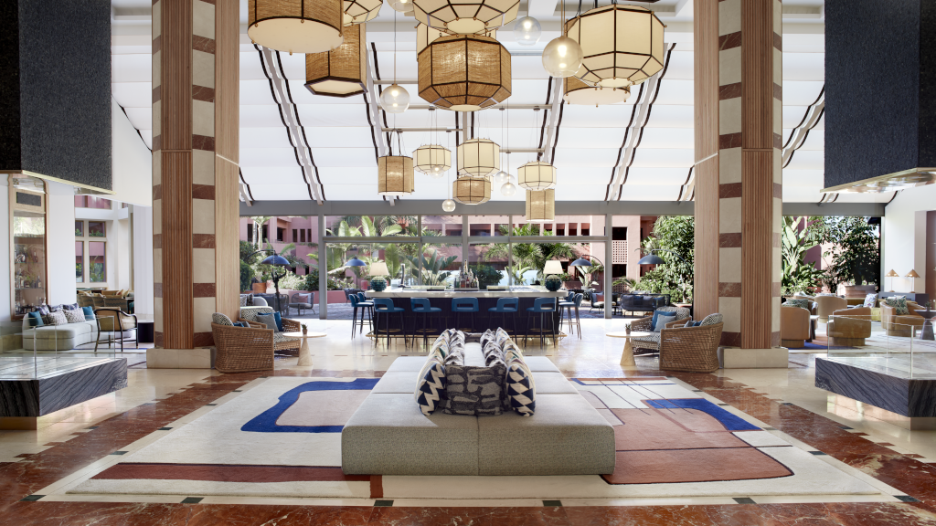 Hall spacieux d'un hôtel à Tenerife avec canapés, tables et grandes fenêtres.