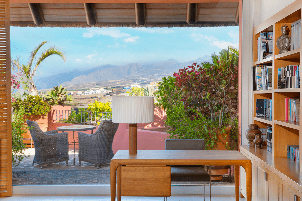 Intérieur avec vue sur terrasse ensoleillée à Tenerife, montagne en arrière-plan.