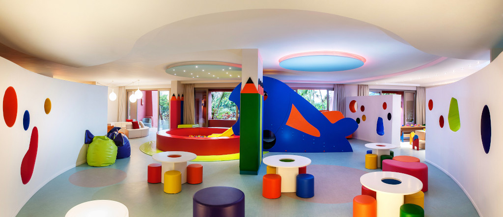 Salle de jeux colorée pour enfants avec toboggan à Tenerife.