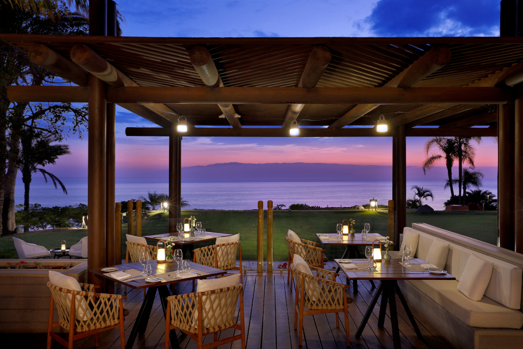 Restaurant en terrasse avec vue sur le coucher de soleil à Tenerife.