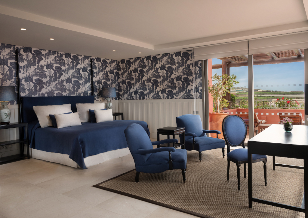Chambre d'hôtel élégante à Tenerife avec vue sur la terrasse.