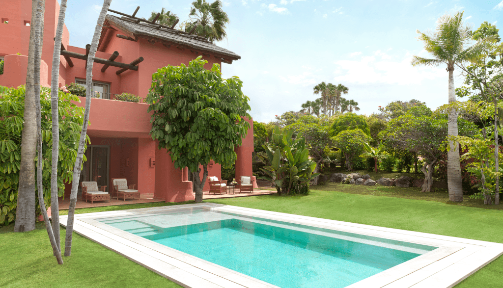 Maison rouge avec piscine et jardin à Adeje, Tenerife.