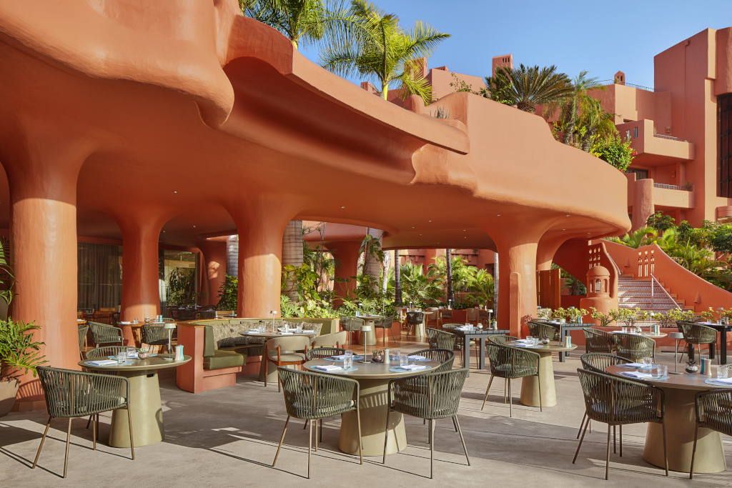 Terrasse de restaurant avec tables et chaises en extérieur à Tenerife.