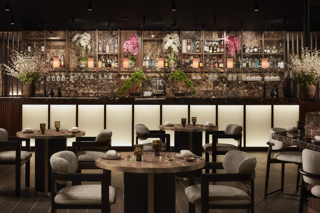 Salle à manger élégante avec tables et chaises, bar en arrière-plan à Tenerife.