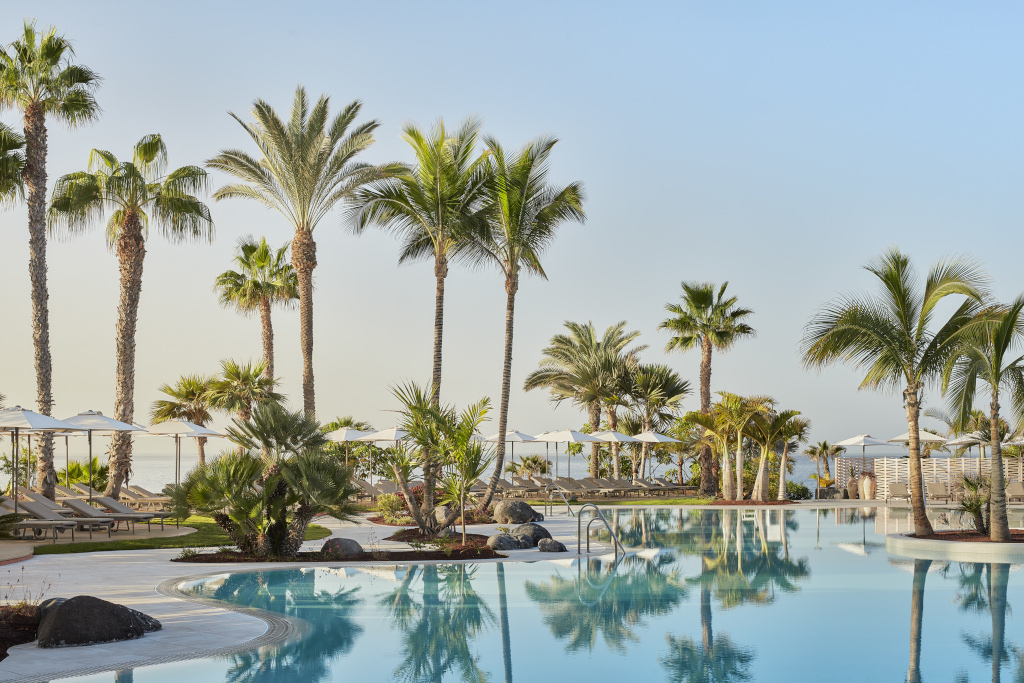 Piscine entourée de palmiers à Costa Adeje, Tenerife.