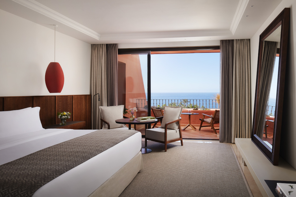 Chambre d'hôtel avec vue sur la mer à Tenerife, terrasse avec mobilier extérieur.